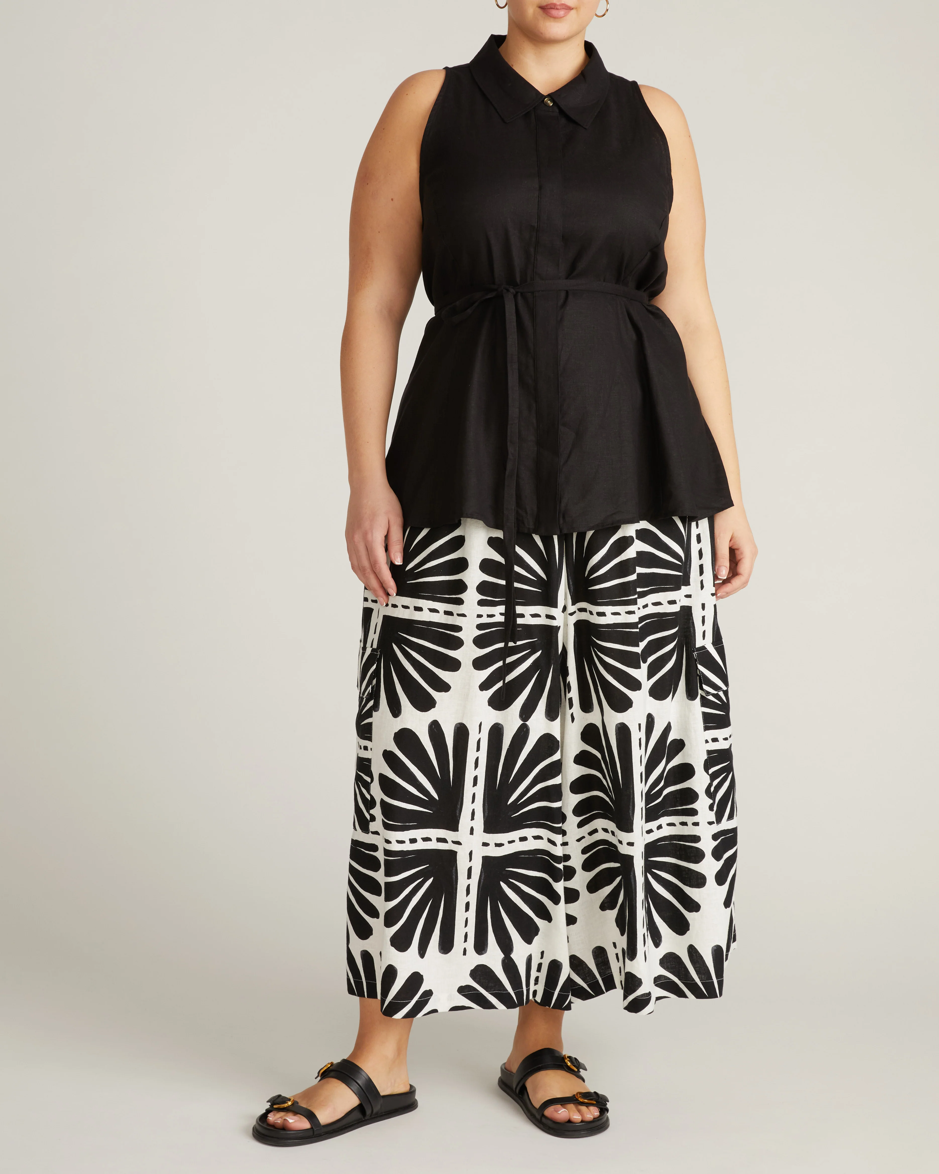Adelaide Sleeveless Linen Shirt - Black - Image 4