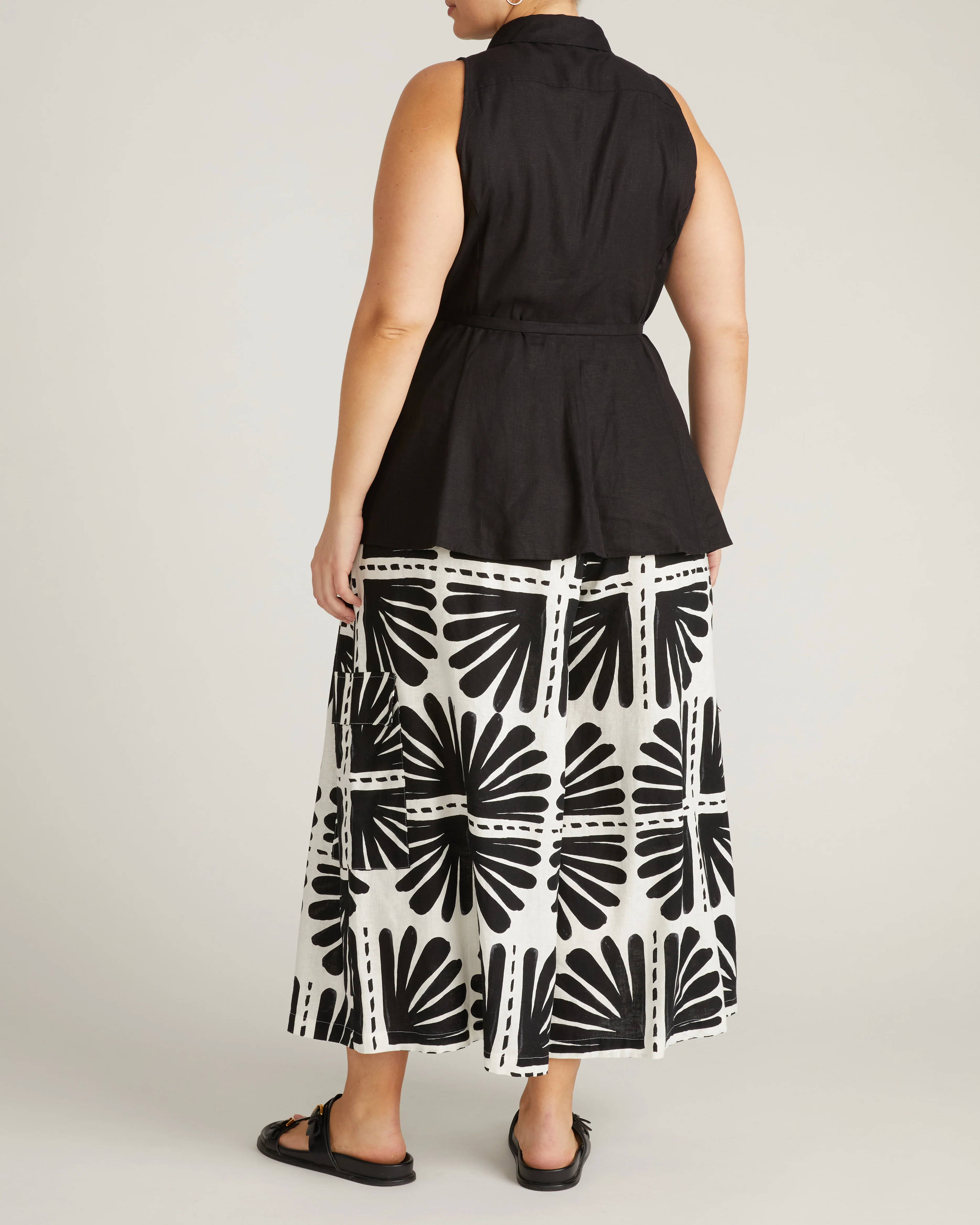 Adelaide Sleeveless Linen Shirt - Black - Image 6