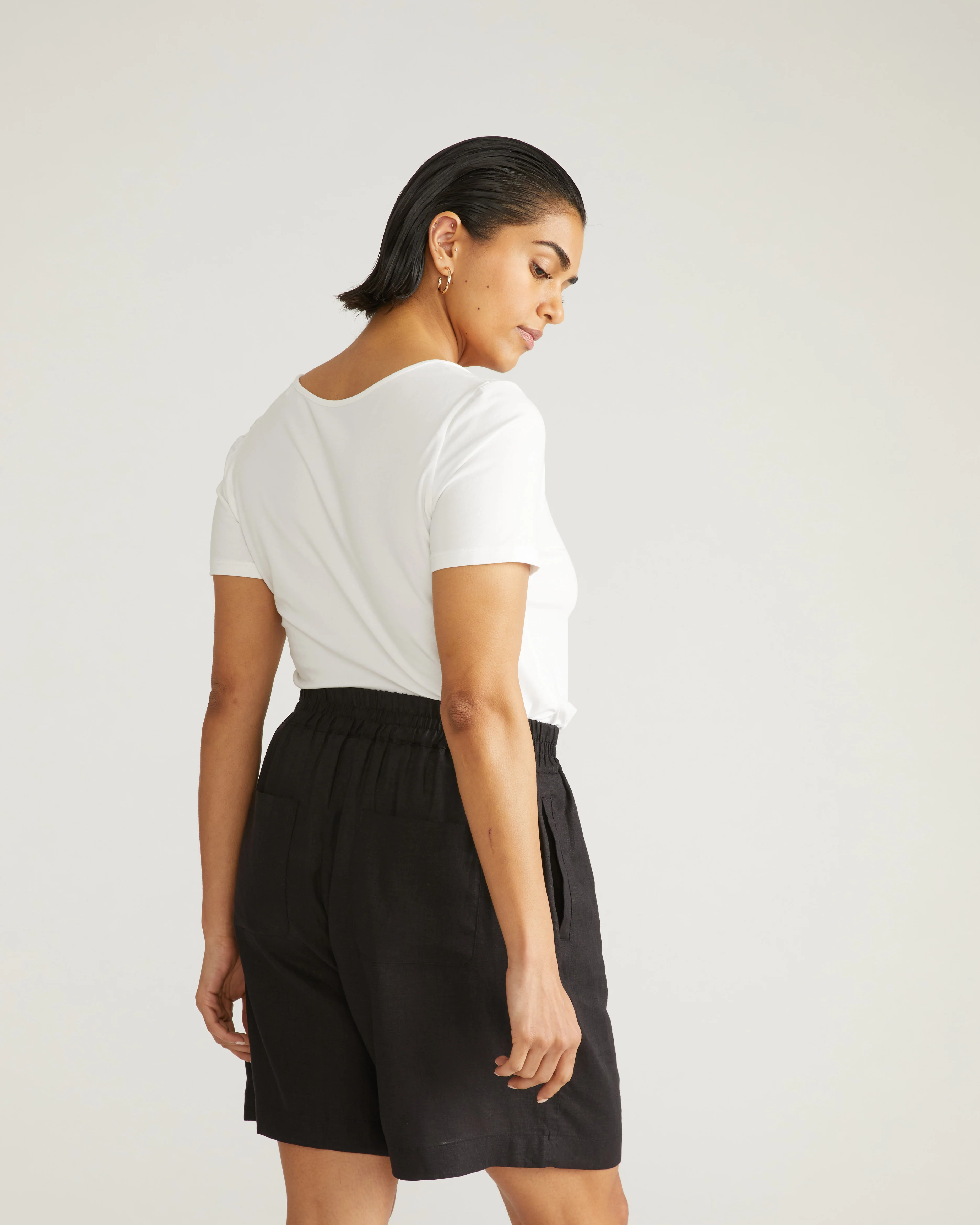 Juniper Linen Easy Pull-On Shorts - Black - Image 4