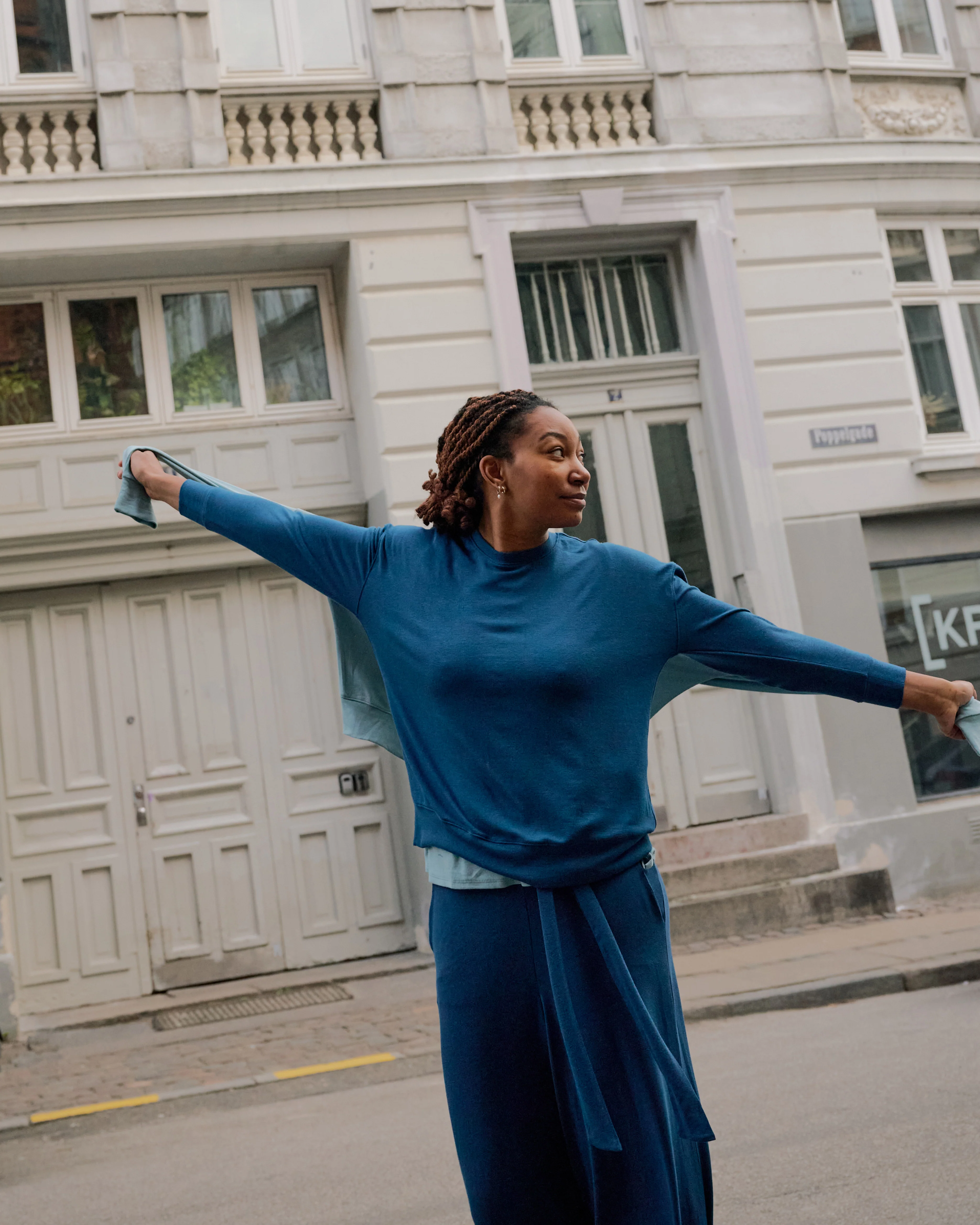 TravelKnit Sweatshirt - Blue Teal - Image 2